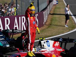 der britische ferrari pilot lewis hamilton jubelt nachdem er sich in silverstone england die pole position fuer das sprintrennen beim grossen preis von grossbritannien der formel 1 gesichert hat