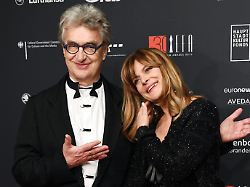 der deutsche filmregisseur wim wenders und nastassja kinski und die schauspielerin nastassja kinski kommen am 09 12 2017 in berlin zur verleihung des 30 europaeischen filmpreises