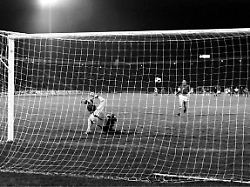 der entscheidende schuss im elfmeter duell in belgrad europameisterschaftsfinale deutschland brd cssr torhueter sepp maier vorn und antonin panenka 20 juni 1976