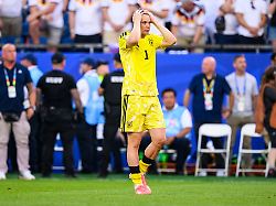 der enttaeuschte nationaltorhueter manuel neuer nach der niederlage gegen paraguay das fruehe aus bei der fussball wm bedeutet weniger zusatzgeschaeft fuer bayerns einzelhandel