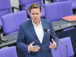 der parlamentarische staatssekretaer tino sorge spricht im plenarsaal im bundestag waehrend der befragung der bundesregierung