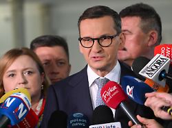 der polnische ex regierungschef mateusz morawiecki spricht waehrend einer pressekonferenz im polnischen parlamentsgebaeude in warschau