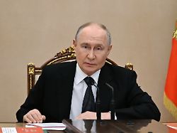 der russische praesident wladimir putin leitet im kreml in moskau eine sitzung des sicherheitsrates