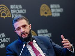 der syrische uebergangspraesident ahmad al scharaa spricht in einer diskussionsrunde waehrend des antalya diplomacy forums ein treffen fuer internationale politik