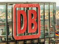 deutschland berlin 21 juli 2026 db logo am obersten stockwerk des bahntowers am potsdamer platz an der fassade im 26