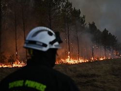 die feuerwehr kaempft an der atlantikkueste in frankreich weiter gegen einen riesigen waldbrand