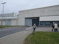 die justizvollzugsanstalt chemnitz in der haftanstalt fuer frauen aus sachsen und thueringen konnten interessierte beim tag der offenen tuer einen blick hinter schwedische gardinen werfen