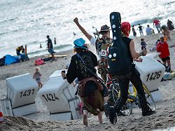 die punks betreten mit dem laut ausgerufenen schlachtruf alerta alerta antifascista den strand von westerland