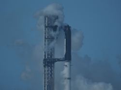 die rakete starship von spacex steht auf der plattform waehrend der start abgebrochen wurde 1