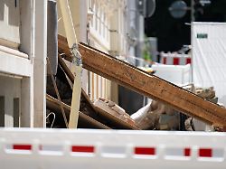 die ueberreste eines eingestuerzten wohnhauses hinter einer absperrung das unglueckshaus ein mehrfamilienhaus aus der gruenderzeit mitten in goerlitz war am 18 mai 2026 komplett eingestuerzt