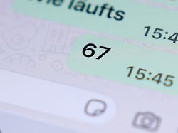 die zahl 67 ist auf dem display eines smartphones zu lesen die top 10 vor der wahl zum jugendwort des jahres 2026 im oktober stehen fest