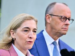 die bisherige gesundheitsministerin nina warken cdu und bundeskanzler friedrich merz cdu nehmen an einer pressekonferenz im kanzleramt in berlin zu personellen veraenderungen in regierung und cdu teil
