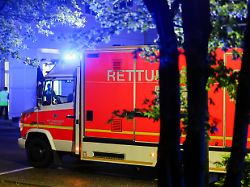 die deutsche patientin erreicht mit einer kolonne aus rettungswagen das infektionszentrum der uniklinik duesseldorf