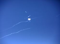 die katarischen streitkraefte wehren einen raketenangriff ab die vereinigten staaten und der iran lieferten sich im rahmen des anhaltenden konflikts um die strasse von hormus gegenseitige angriffe