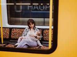 die undatierte aufnahme zeigt eine frau die ihr baby in einer u bahn stillt in sozialen medien posten muetter aus ganz deutschland fotos die sie beim stillen an oeffentlichen orten zeigen