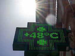 dieses foto zeigt das schild einer apotheke in toulouse auf dem eine temperatur von 48 grad celsius angezeigt wird waehrend eine hitzewelle frankreich heimsucht