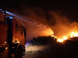 dieses von der franzoesischen feuerwehr sdis13 zur verfuegung gestellte foto zeigt den waldbrand in der naehe von la fare in suedfrankreich