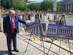 donald trump praesident der usa spricht neben darstellungen des geplanten ballsaals an der baustelle vor dem weissen haus