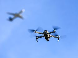 drohnen sind eine potenzielle gefahr fuer flugzeuge