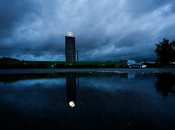 dunkle wolken ziehen ueber das markenhochhaus von volkswagen auf dem gelaende vom vw stammwerk hinweg