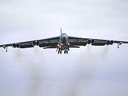 ein b 52 bomber der us air force usaf landet auf dem luftwaffenstuetzpunkt raf fairford