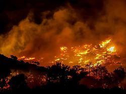 ein feuer brennt in der gegend von ahlia in der naehe der hafenstadt ierapetra an der suedkueste der insel kreta was laut behoerden die evakuierung von doerfern und hotels in der region zur folge hat