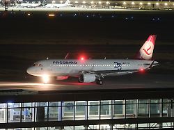 ein flugzeug rollt am flughafen leipzig halle zur startbahn am dienstagmorgen wurde dort ein abschiebeflug nach afghanistan durchgefuehrt