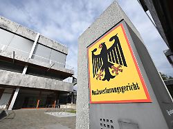 ein hinweisschild mit bundesadler und dem schriftzug bundesverfassungsgericht aufgenommen vor dem bundesverfassungsgericht