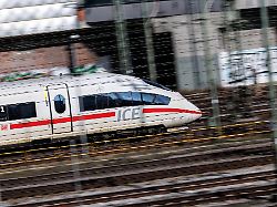 ein ice der deutschen bahn faehrt am 10 03 2026 ueber die gleise in muenchen bayern