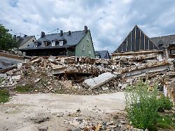 ein jahr nach dem hoteleinsturz sind die truemmer der unglueckstelle zu sehen im august 2024 kamen bei dem unglueck zwei menschen ums leben sieben wurden verletzt