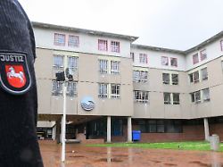 ein justizbeamter steht im innenhof der jugendanstalt hameln