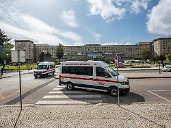 ein krankenwagen vor einem krankenhaus in portugal