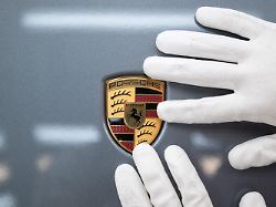 ein mitarbeiter der porsche ag naeht in der sattlerei im stammwerk in zuffenhausen ein werkstueck