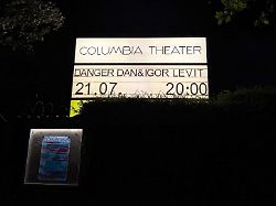 ein schild am comlumbia theater weist auf ein konzert der musiker danger dan und igor levit hin
