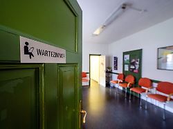 ein schild an einer tuer weist den weg zum wartezimmer einer allgemeinarzt praxis am 12 mai startet der 130 deutsche aerztetag in hannover