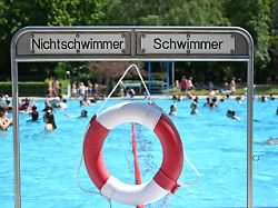 ein schild das den bereich fuer nichtschwimmer und schwimmer anzeigt steht im sommerbad humboldthain derzeit rollt eine hitzewelle ueber brandenburg und berlin