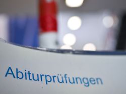 ein schild mit der aufschrift abiturpruefungen haengt an einem stuhl in einem abgesperrten teil des flures im eberhard ludwigs gymnasium im suedwesten starten die abiturpruefungen mit dem fach latein 1