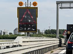 ein schild mit der aufschrift stau steht an der autobahn