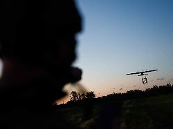 ein soldat der ukrainischen k 2 brigade startet an der front in der ukrainischen region donezk eine mittelstrecken drohne in richtung russischer stellungen