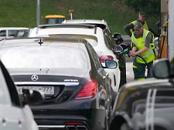 ein tankstellenmitarbeiter betankt autos an einer rosneft tankstelle