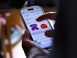 ein teilnehmer der pressekonferenz zeigt auf dem display eines smartphones die webversion von deutschlands erstem digitalen praeventionsprogramm gegen onlinesucht bei jugendlichen in form einer app
