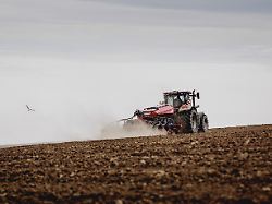 ein traktor mit einer einzelkornsaemaschine aufgenommen in diehsa 10 04 2026