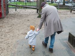 ein vater spielt mit seinem kind auf einem spielplatz sozialwissenschaftler der tu braunschweig und der fh kiel haben in einer studie die lebenswelten von vaetern untersucht 1
