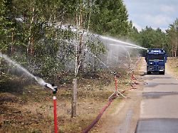 ein wasserwerfer der landespolizei niedersachsen aus celle unterstuetzt die einsatzkraefte bei der bekaempfung des waldbrandes im mueritz nationalpark