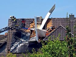 ein abgestuerztes leichtflugzeug steckt im dach eines hauses die polizei kann zu moeglichen opfern zunaechst keine gesicherten angaben machen