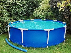ein aufstellbaren swimmingpool in einem garten aufgenommen am 01 08 2020 in oberspree berlin