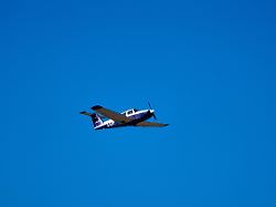 ein einmotoriges propellerflugzeug vom typ piper pa 28 cherokee im flug ueber klarem blauem himmel das leichtflugzeug ist besonders beliebt fuer flugtraining privatfluege und sportfliegerei 1