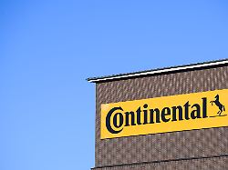 ein grosses logo haengt an der konzernzentrale der continental ag