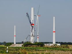ein sich im bau befindendes windrad aufgenommen in waldow 15 08 2025