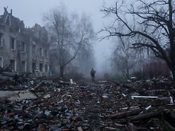 ein ukrainischer soldat geht eine strasse in der frontstadt kostjantyniwka entlang dem schauplatz schwerer kaempfe mit russischen truppen in der region donezk